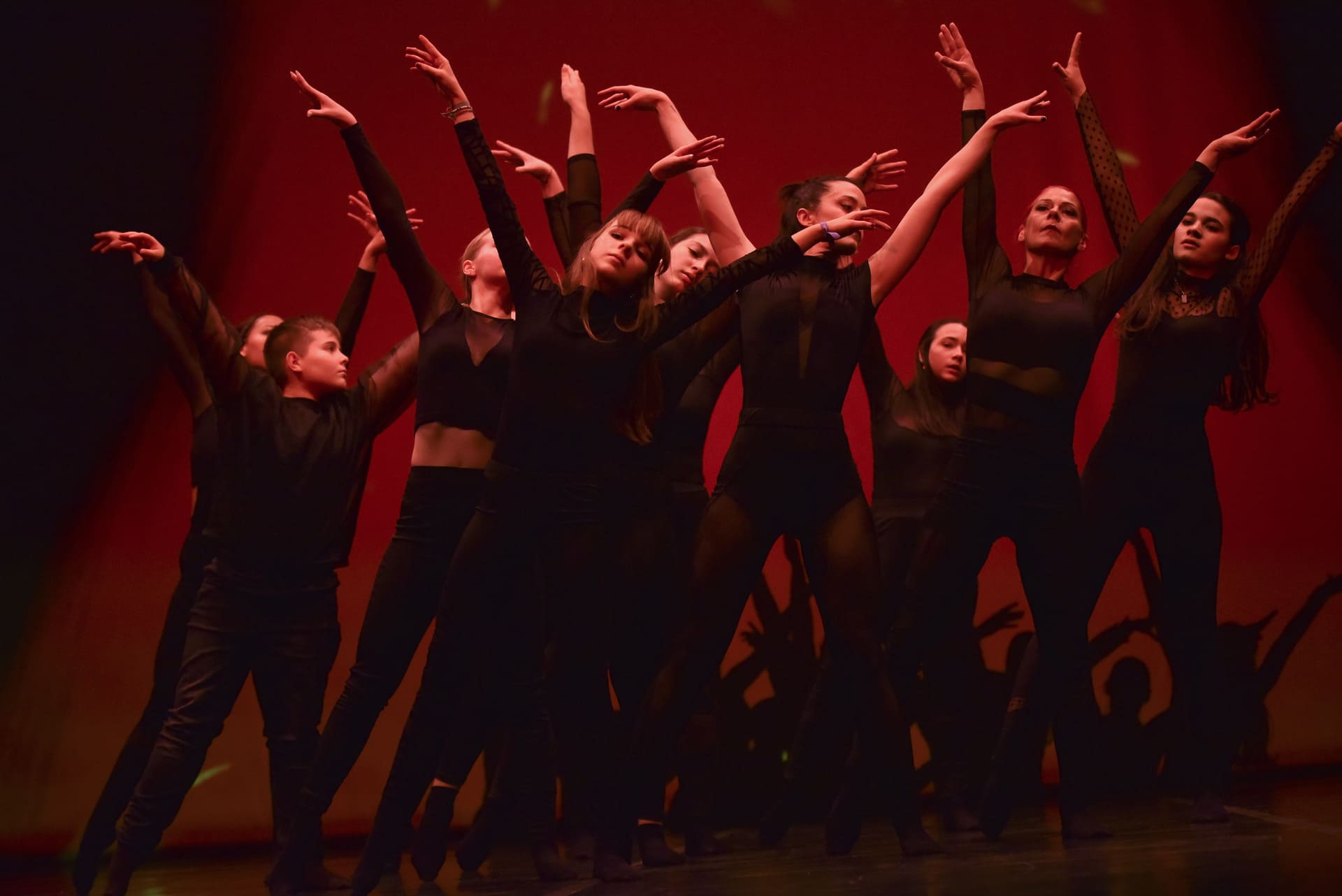 Alumnas de Bailalé interpretando una pieza de danza contemporánea sobre el escenario del Palacio de Congresos de Huesca durante una actuación en directo.