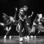 Bailarinas de hip-hop de Bailale Huesca en plena coreografía en blanco y negro.