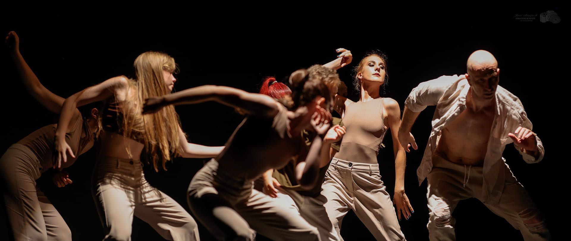 Alumnas de danza contemporánea de Bailalé actuando en el escenario durante la muestra de fin de curso, expresando emoción y creatividad a través del movimiento.