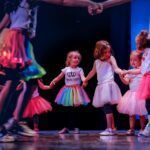 Niñas bailando en círculo en clase de Bailale Huesca.