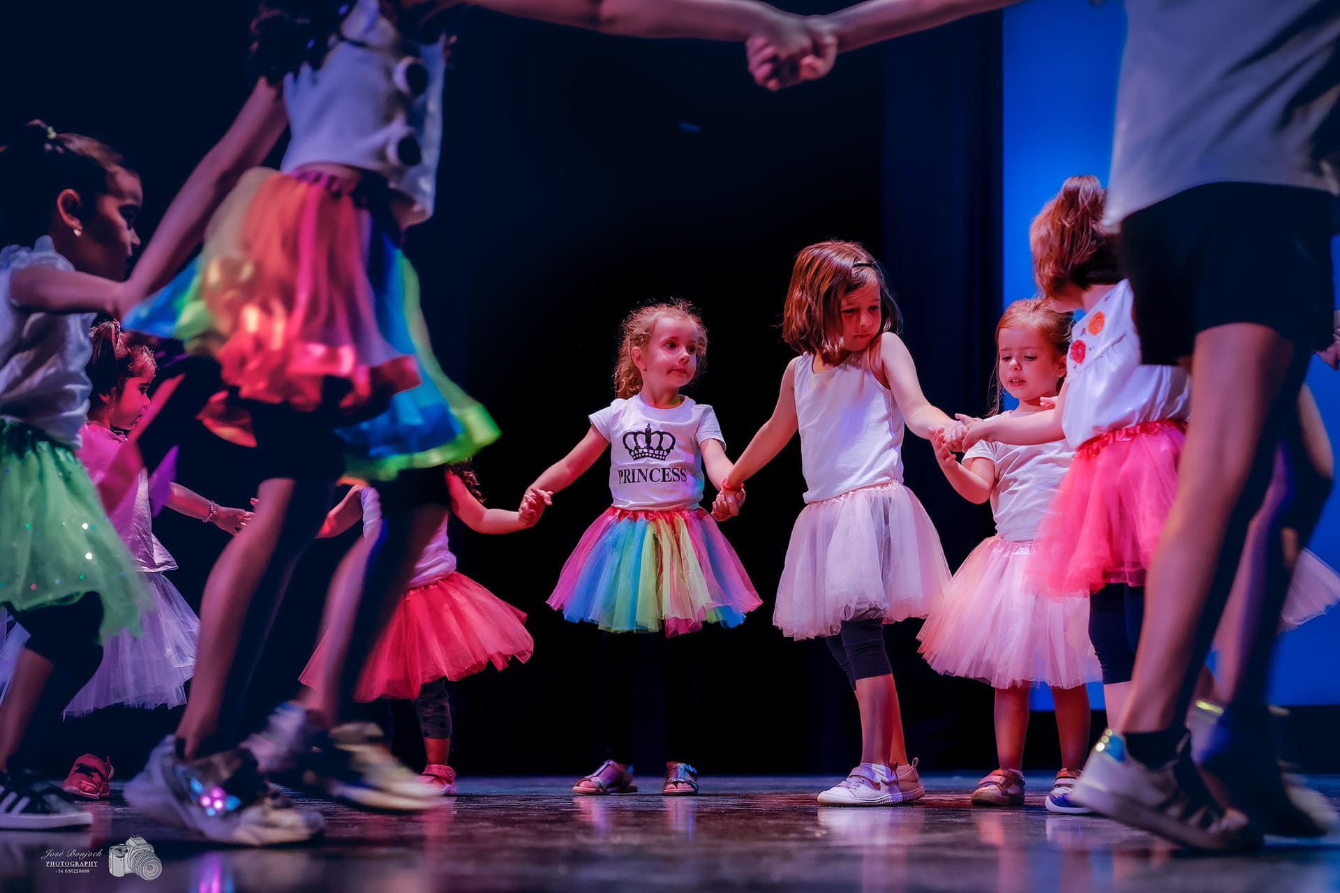 Niñas bailando en círculo en clase de Bailale Huesca.