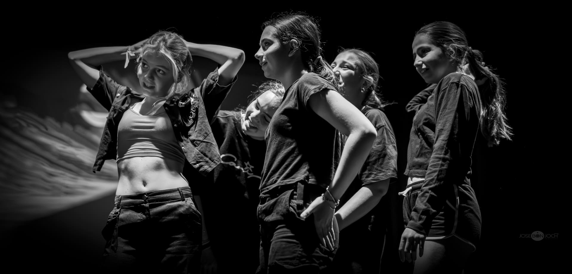 Bailarinas de hip hop de la escuela Bailalé repasando pasos y compartiendo risas durante un descanso en el ensayo.